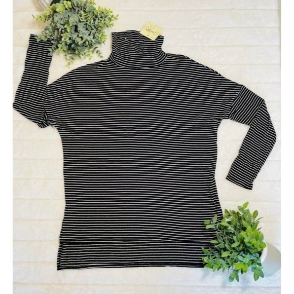 Olivia Rae size S turtleneck tee - Picture 1 of 6
